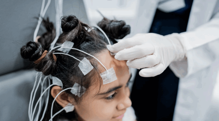 Como se preparar para polissonografia na Clínica Bellit em São Paulo Como se preparar para polissonografia na Clínica Bellit em São Paulo é fundamental para garantir que o exame registre seu sono de forma precisa e sem interferências. Esse exame monitora, durante a noite, diferentes funções do corpo, como atividade cerebral, movimentos oculares, respiração, oxigenação do sangue, batimentos cardíacos e movimentos musculares, sendo indispensável para diagnosticar distúrbios do sono. Como se preparar para polissonografia: o que é o exame A polissonografia é um exame completo, geralmente realizado em laboratório de sono ou em domicílio, que avalia a qualidade e as fases do sono. Ele é indicado para investigar condições como: Apneia obstrutiva do sono Ronco crônico Insônia persistente Distúrbios de movimento durante o sono Sonolência excessiva diurna Como se preparar para polissonografia na prática A preparação para a polissonografia exige cuidados especiais no dia do exame para garantir resultados confiáveis: Evite cafeína, álcool e estimulantes por pelo menos 24 horas antes do exame Lave bem o cabelo e não utilize cremes, óleos ou sprays para facilitar a fixação dos sensores Não use maquiagem pesada, cremes corporais ou esmalte escuro, pois podem interferir na colocação de eletrodos Evite cochilos durante o dia, para garantir sono natural durante o exame Use roupas confortáveis como pijamas ou camisetas de algodão Siga orientações médicas sobre uso ou suspensão de medicamentos Leve itens pessoais como travesseiro ou cobertor, caso ajudem no seu conforto Como se preparar para polissonografia no laboratório de sono Se o exame for feito na própria clínica: Chegue com antecedência para preenchimento de formulários e instalação dos sensores Esteja preparado para dormir em ambiente diferente de casa Informe à equipe caso tenha alguma dificuldade para dormir fora de casa Como se preparar para polissonografia domiciliar Se for realizada em casa: Siga exatamente as instruções de instalação do equipamento fornecidas pela equipe técnica Mantenha o ambiente silencioso e confortável Evite movimentar excessivamente os fios e sensores durante a noite O que esperar após a polissonografia Após o exame, o equipamento será retirado e os dados analisados por um especialista. O laudo da polissonografia indicará se há distúrbios do sono e qual a gravidade, orientando o tratamento adequado. Vantagens de realizar polissonografia na Clínica Bellit Ao realizar sua polissonografia na Clínica Bellit, você conta com: Equipamentos modernos e calibrados Equipe especializada em medicina do sono Ambiente confortável e silencioso Laudos precisos e ágeis Atendimento humanizado e seguro Na Clínica Bellit, unimos tecnologia, experiência e cuidado para oferecer diagnósticos precisos em distúrbios do sono. Se você precisa de uma polissonografia, agende agora mesmo e garanta a tranquilidade de um exame realizado com excelência. como se preparar para polissonografia