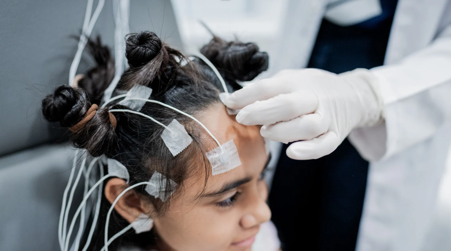 Como se preparar para polissonografia na Clínica Bellit em São Paulo Como se preparar para polissonografia na Clínica Bellit em São Paulo é fundamental para garantir que o exame registre seu sono de forma precisa e sem interferências. Esse exame monitora, durante a noite, diferentes funções do corpo, como atividade cerebral, movimentos oculares, respiração, oxigenação do sangue, batimentos cardíacos e movimentos musculares, sendo indispensável para diagnosticar distúrbios do sono. Como se preparar para polissonografia: o que é o exame A polissonografia é um exame completo, geralmente realizado em laboratório de sono ou em domicílio, que avalia a qualidade e as fases do sono. Ele é indicado para investigar condições como: Apneia obstrutiva do sono Ronco crônico Insônia persistente Distúrbios de movimento durante o sono Sonolência excessiva diurna Como se preparar para polissonografia na prática A preparação para a polissonografia exige cuidados especiais no dia do exame para garantir resultados confiáveis: Evite cafeína, álcool e estimulantes por pelo menos 24 horas antes do exame Lave bem o cabelo e não utilize cremes, óleos ou sprays para facilitar a fixação dos sensores Não use maquiagem pesada, cremes corporais ou esmalte escuro, pois podem interferir na colocação de eletrodos Evite cochilos durante o dia, para garantir sono natural durante o exame Use roupas confortáveis como pijamas ou camisetas de algodão Siga orientações médicas sobre uso ou suspensão de medicamentos Leve itens pessoais como travesseiro ou cobertor, caso ajudem no seu conforto Como se preparar para polissonografia no laboratório de sono Se o exame for feito na própria clínica: Chegue com antecedência para preenchimento de formulários e instalação dos sensores Esteja preparado para dormir em ambiente diferente de casa Informe à equipe caso tenha alguma dificuldade para dormir fora de casa Como se preparar para polissonografia domiciliar Se for realizada em casa: Siga exatamente as instruções de instalação do equipamento fornecidas pela equipe técnica Mantenha o ambiente silencioso e confortável Evite movimentar excessivamente os fios e sensores durante a noite O que esperar após a polissonografia Após o exame, o equipamento será retirado e os dados analisados por um especialista. O laudo da polissonografia indicará se há distúrbios do sono e qual a gravidade, orientando o tratamento adequado. Vantagens de realizar polissonografia na Clínica Bellit Ao realizar sua polissonografia na Clínica Bellit, você conta com: Equipamentos modernos e calibrados Equipe especializada em medicina do sono Ambiente confortável e silencioso Laudos precisos e ágeis Atendimento humanizado e seguro Na Clínica Bellit, unimos tecnologia, experiência e cuidado para oferecer diagnósticos precisos em distúrbios do sono. Se você precisa de uma polissonografia, agende agora mesmo e garanta a tranquilidade de um exame realizado com excelência. como se preparar para polissonografia